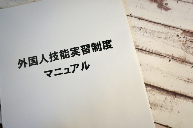 日本の介護施設が外国人労働者を雇用するための4つの制度